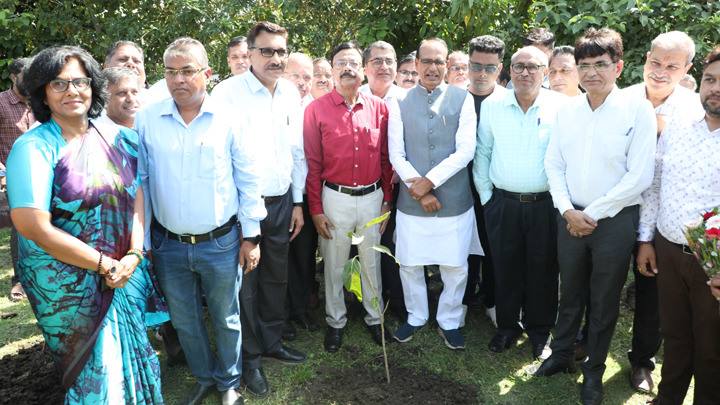 मुख्यमंत्री श्री चौहान ने बरगद, बेलपत्र, मौलश्री, गुलमोहर और पीपल के पौधे रोपे